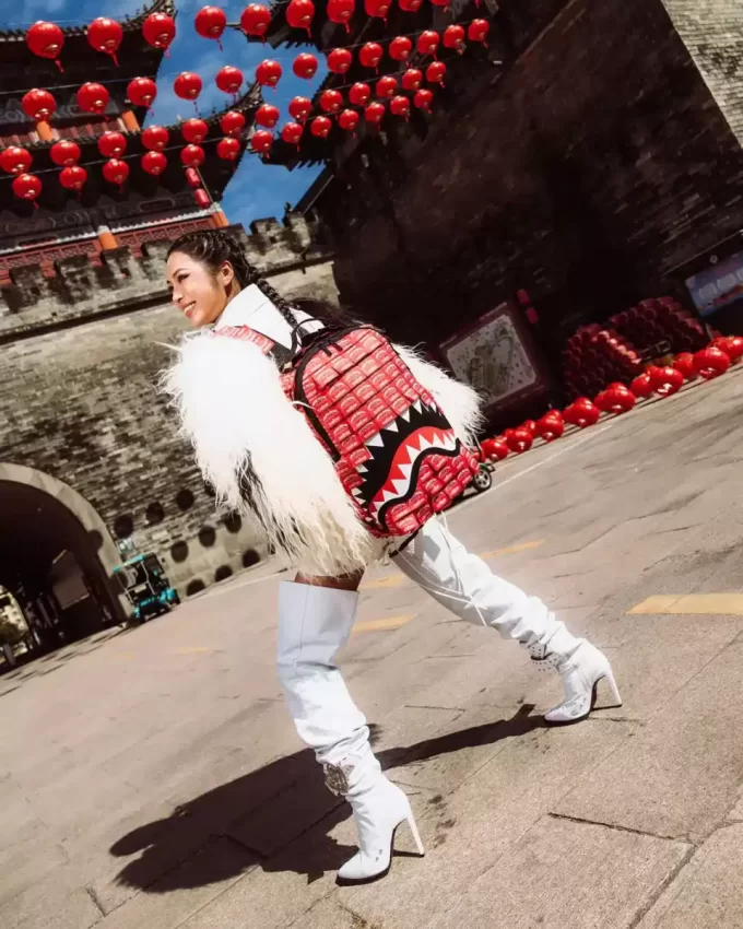 RUCKSACK AUS GEWEBTEN ETIKETTEN, AUS DEM HAIS GEFERTIGT