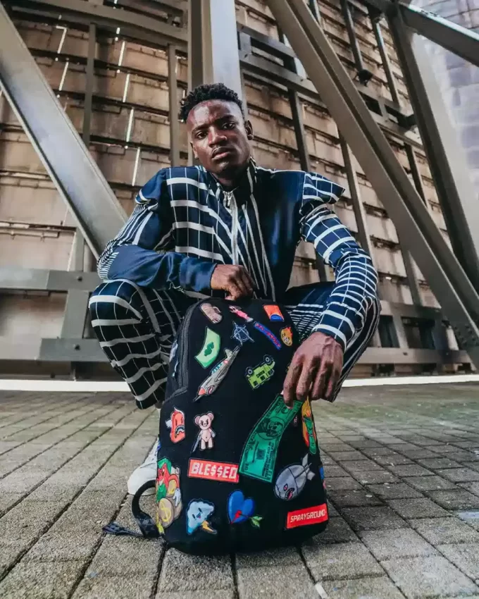 RUCKSACK MIT 32 ABNEHMBAREN AUFNÄHERN UND KLETTVERSCHLUSS