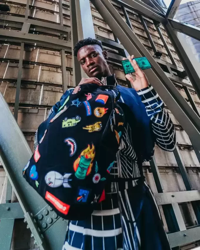 RUCKSACK MIT 32 ABNEHMBAREN AUFNÄHERN UND KLETTVERSCHLUSS