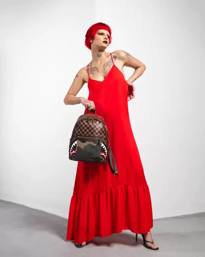 RUCKSACK MIT GOLDENEN REISSVERSCHLUSSTASCHEN UND HAIE IN PARIS-MODE