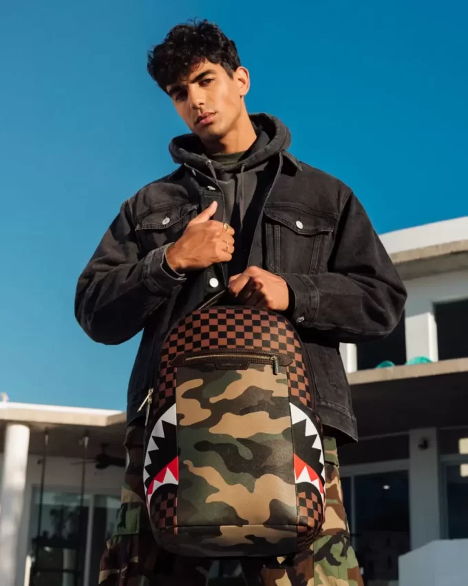 RUCKSACK MIT GOLDENEN REISSVERSCHLUSSTASCHEN UND HAIE IN PARIS-MOTIVEN (DLXV) RUCKSACK MIT GOLDENEN REISSVERSCHLUSSTASCHEN UND HAIE IN PARIS-MOTIVEN (DLXV)