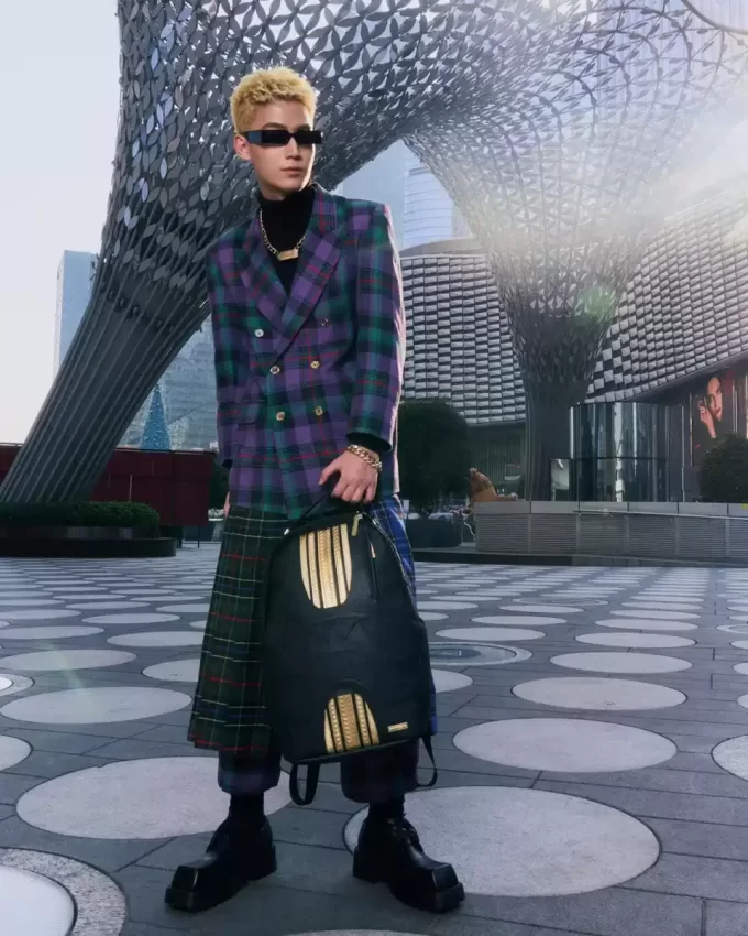 Rucksack mit goldenen und schwarzen Rennstreifen