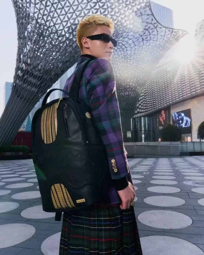 Rucksack mit goldenen und schwarzen Rennstreifen