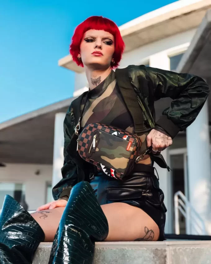 Rucksack mit goldener Außentasche und Reißverschluss, Motiv: Haie in Paris Rucksack mit goldener Außentasche und Reißverschluss, Motiv: Haie in Paris