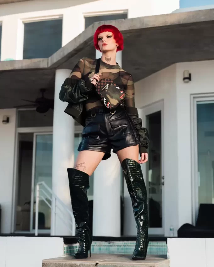 Rucksack mit goldener Außentasche und Reißverschluss, Motiv: Haie in Paris Rucksack mit goldener Außentasche und Reißverschluss, Motiv: Haie in Paris