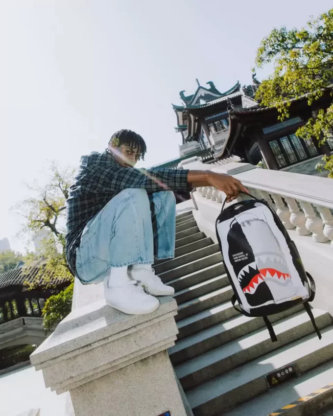 Rucksack mit optischer Illusion „Haie in Paris“