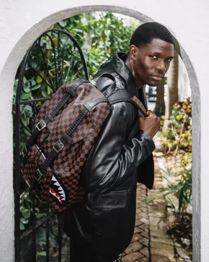 RUCKSACK ZÄHNEHAIE IN DEN PARISER HÜGELN