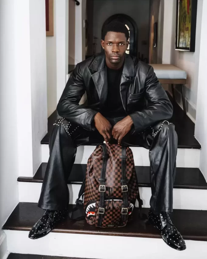 RUCKSACK ZÄHNEHAIE IN DEN PARISER HÜGELN