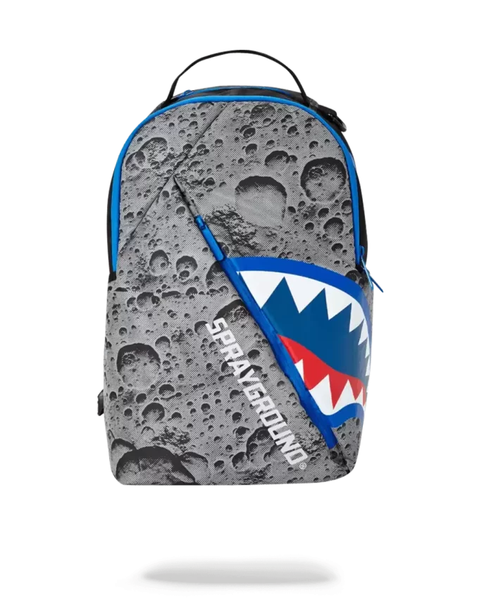 SCHRÄG REFLEKTIERENDER HAI (WELTRAUMAUFNAHME)