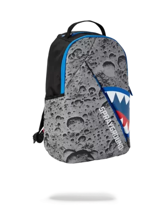 SCHRÄG REFLEKTIERENDER HAI (WELTRAUMAUFNAHME)