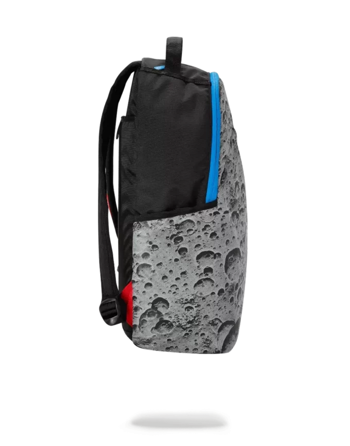 SCHRÄG REFLEKTIERENDER HAI (WELTRAUMAUFNAHME)