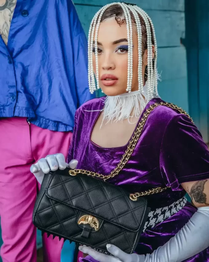 Schwarze Stepptasche mit Goldkette und Haifischmotiv