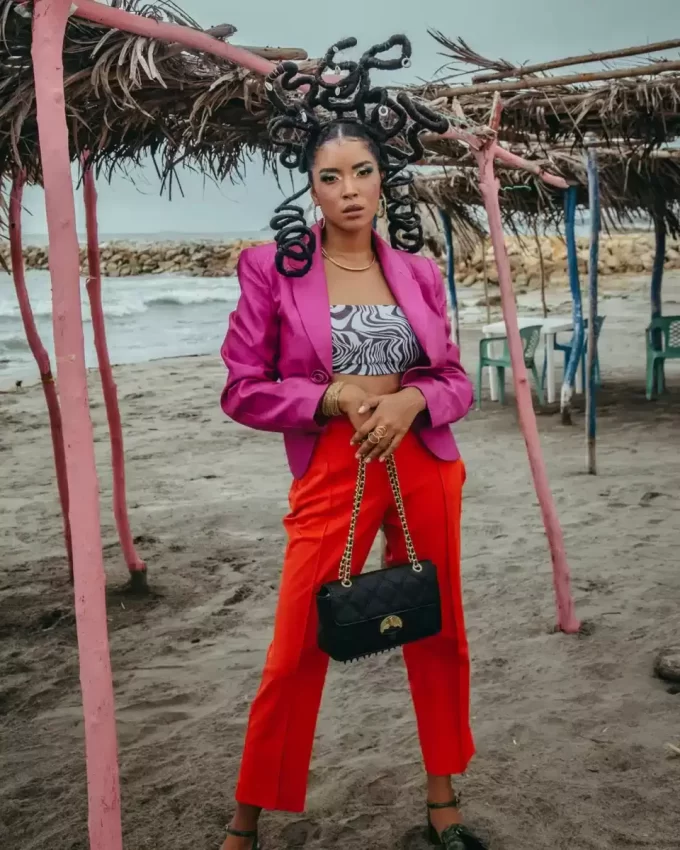 Schwarze Stepptasche mit Goldkette und Haifischmotiv