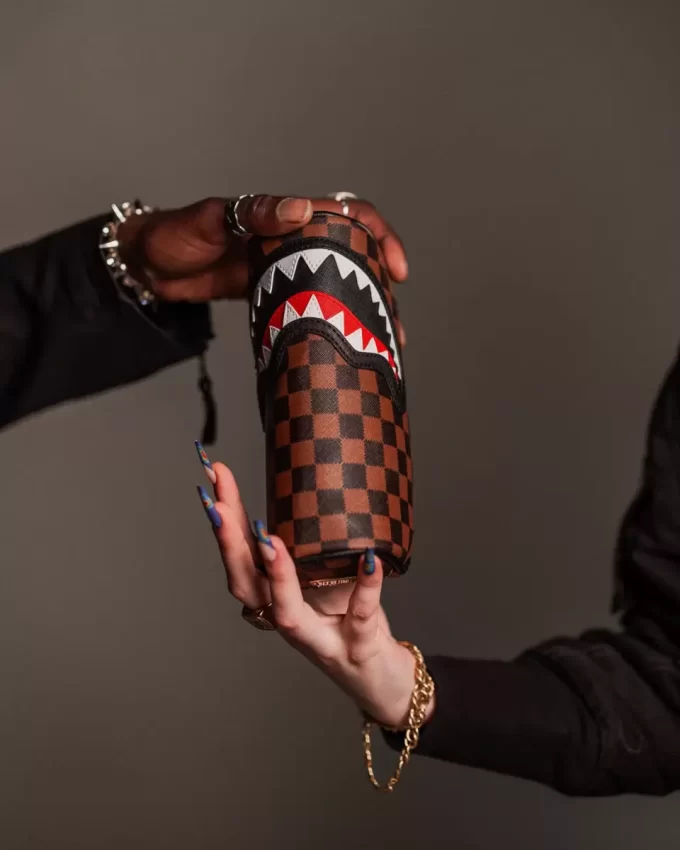 Sägezahnhaie im Pariser Beutel