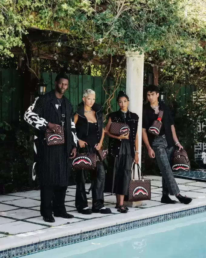 Sägezahnhaie in Paris Messenger Sling