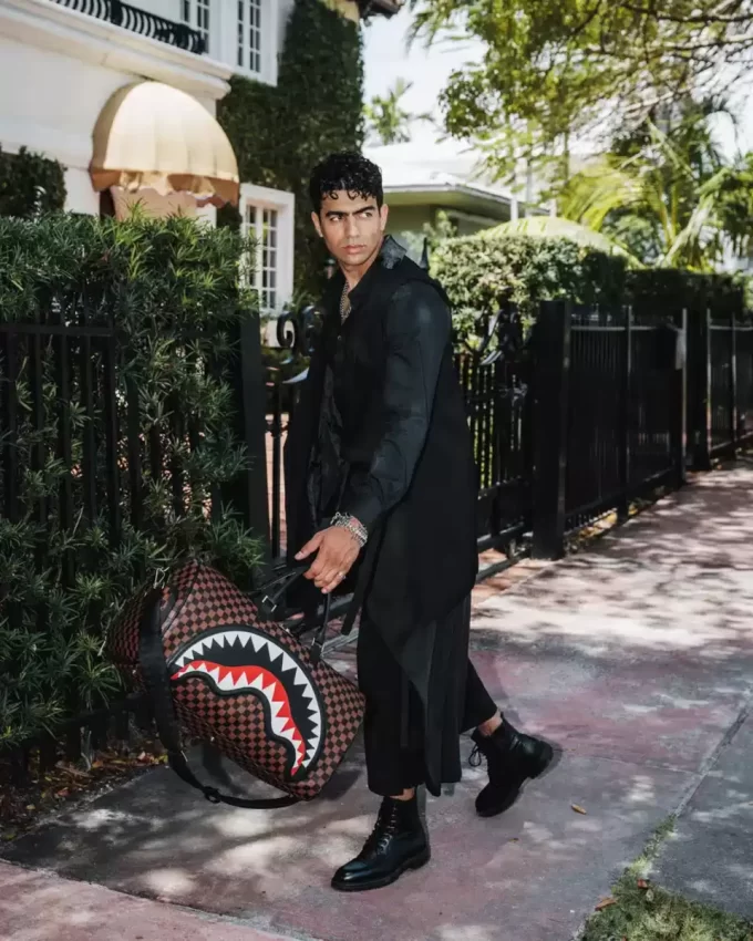 Sägezahnhaie in Paris Duffel