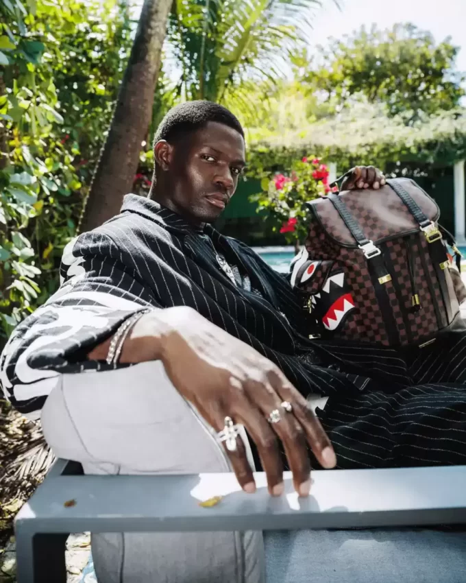 Sägezahnhaie in Paris Monte Carlo