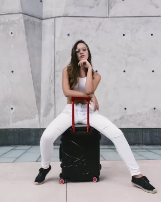 SHARKITECTURE GEFORMTES 22-ZOLL-HANDGEPÄCK