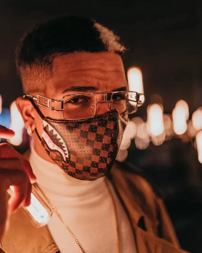 SHARKS IN PARIS VEGANE LEDER-GESICHTSMASKE SHARKS IN PARIS VEGANE LEDER-GESICHTSMASKE