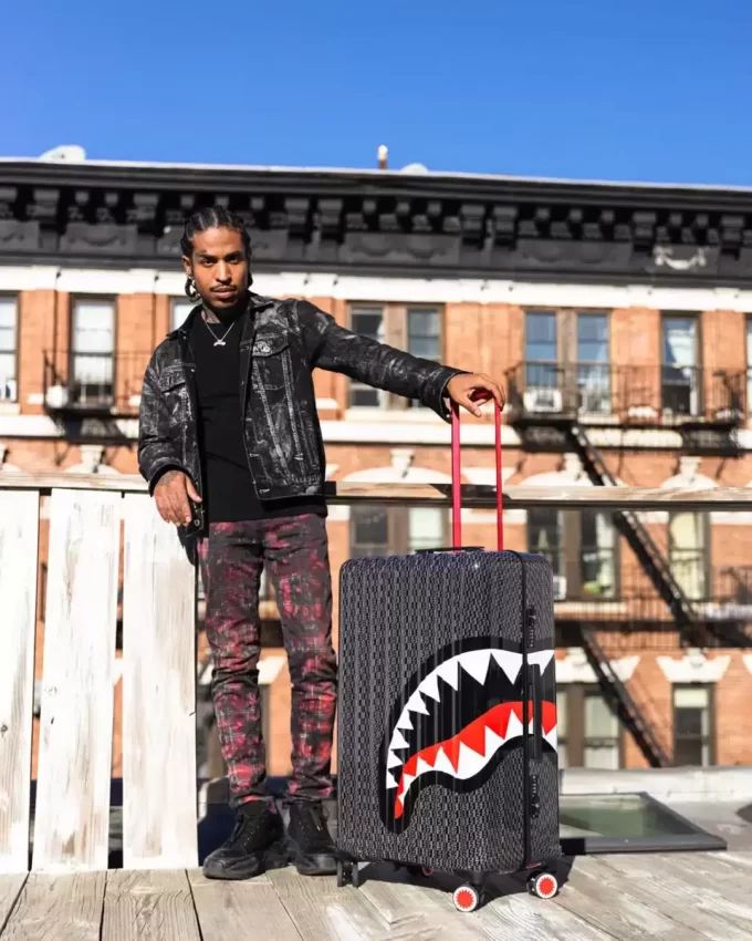 SPRAYGATTI REVV SHARKNAUTICS Hartschalenkoffer in voller Größe SPRAYGATTI REVV SHARKNAUTICS Hartschalenkoffer in voller Größe