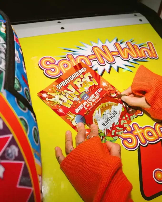 SPRAYGROUND RUBBELSPIELKARTE – GEWINNEN SIE EINEN RUCKSACK, EINEN GELDBÄREN ODER EIN KOFFER! SPRAYGROUND RUBBELSPIELKARTE – GEWINNEN SIE EINEN RUCKSACK, EINEN GELDBÄREN ODER EIN KOFFER!