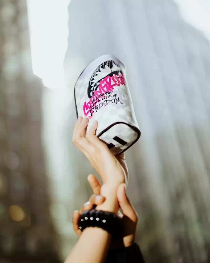 Sprühdose für Gedichte, Bleistiftetui