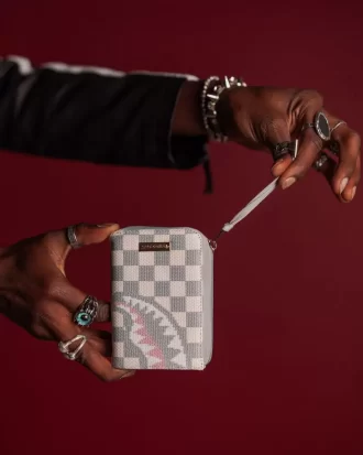 Strickhaie in Paris in cremefarbener Geldbörse