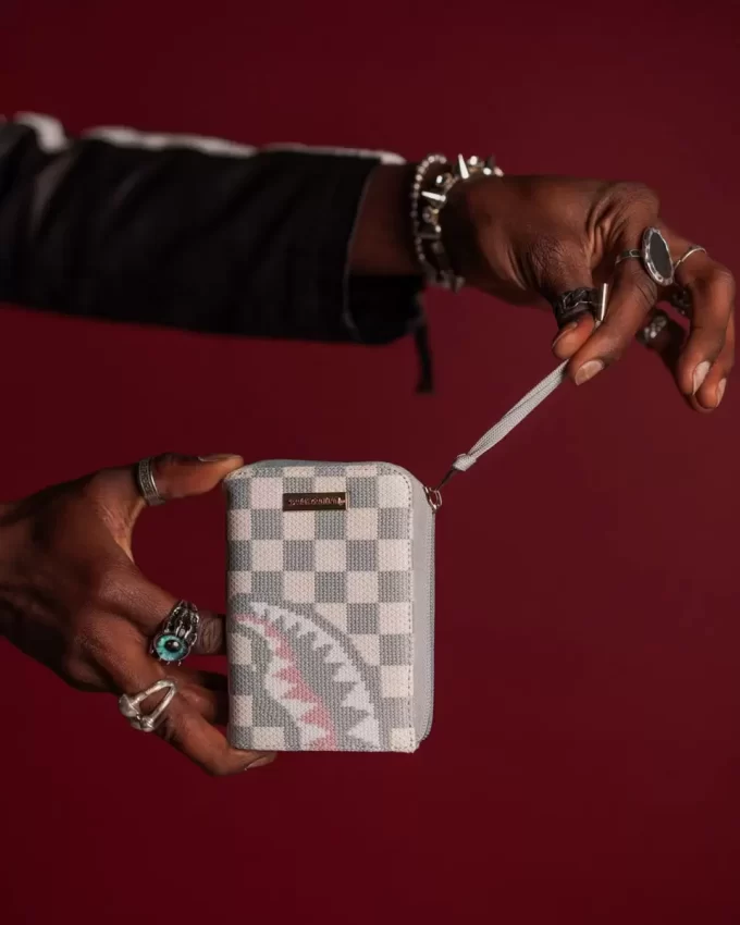 Strickhaie in Paris in cremefarbener Geldbörse