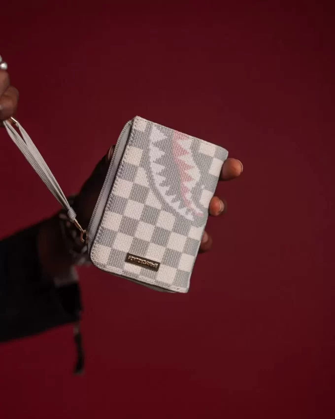 Strickhaie in Paris in cremefarbener Geldbörse