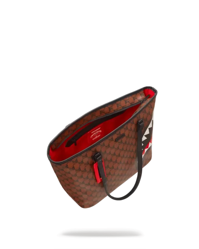 Tragetasche mit Hai- und Totenkopfmotiven