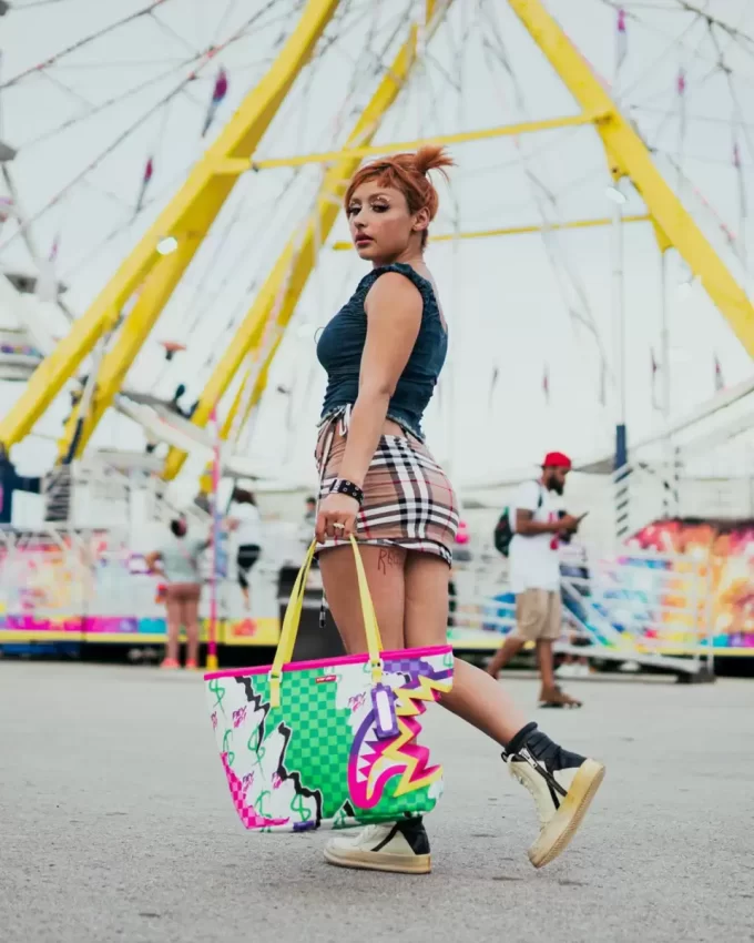 TRÄUMIGE TECHNISCHE FARBEN-TASCHE