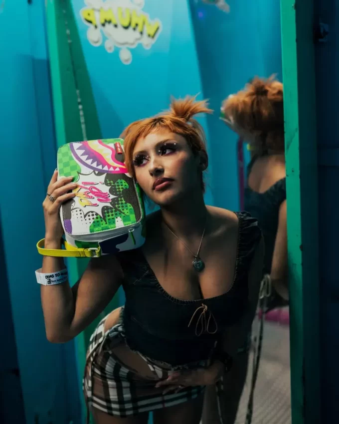 TRÄUMLICHER KOSMETIKTASCHE IN TECHNIKFARBEN