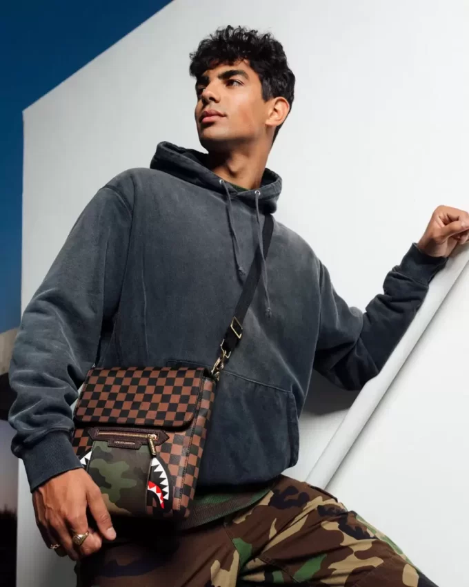 Umhängetasche mit Außentasche und Reißverschlussfach, Motiv: Haie in Paris Umhängetasche mit Außentasche und Reißverschlussfach, Motiv: Haie in Paris