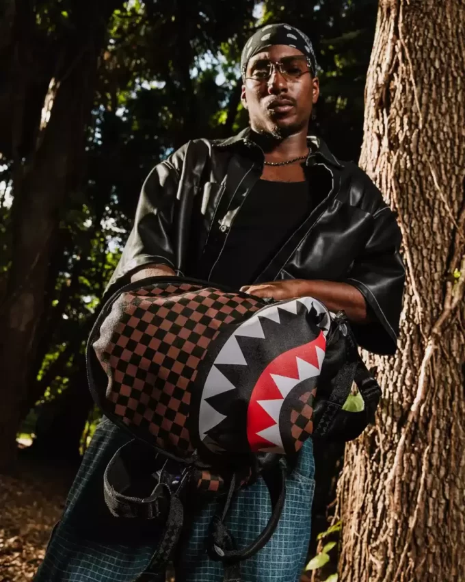 UNGLAUBLICH!!! EIN WENDBARER RUCKSACK – VOM LILA VELOURS-AUSZUG ZUM OG SHARKS IN PARIS RUCKSACK