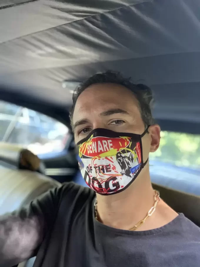 VORSICHT VOR DER HUNDE-FASSANDMASKE