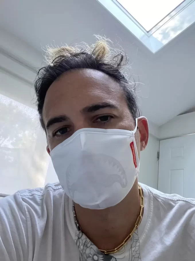 WEISSE AUF WEISSE HAIE FORMANGEPASSENDE GESICHTSMASKE FÜR ERWACHSENE WEISSE AUF WEISSE HAIE FORMANGEPASSENDE GESICHTSMASKE FÜR ERWACHSENE